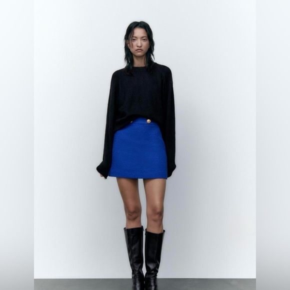 NEW - TEXTURED MINI SKIRT - Picture 2 of 6